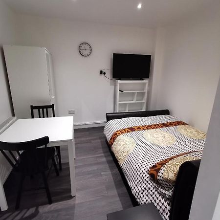 Studio Self Contained Double Bedroom 伦敦 外观 照片